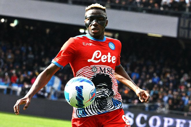 Nigerijski napadalec v majici Napolija Victor Osimhen je zabil gol, toda to je bilo premalo za uspeh s Fiorentino. FOTO: Andreas Solaro/AFP
