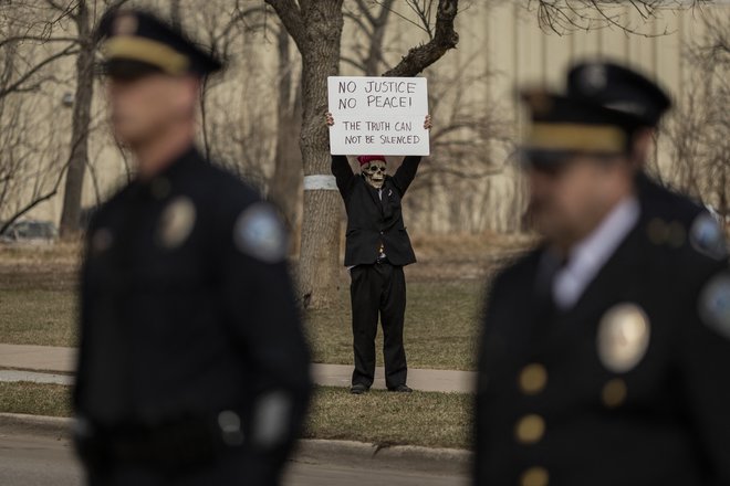 Zaradi ideje, da je Amerika v samem bistvu rasistična, so v poletju po smrti Georgea Floyda padali spomeniki in stare resnice. Foto Chet Strange/AFP
