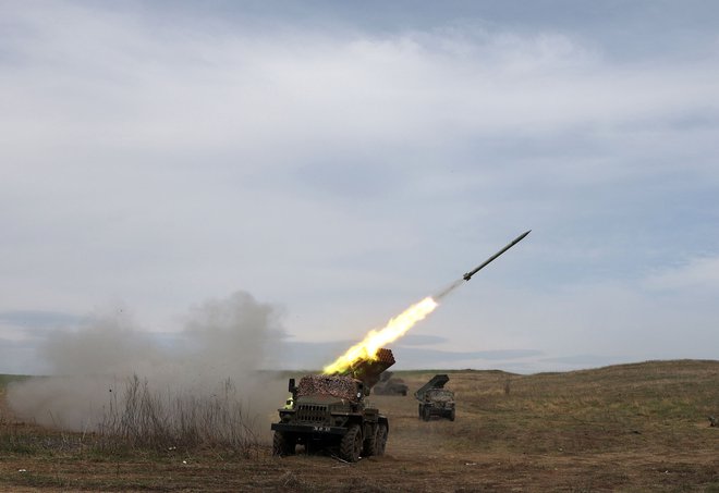 Ukrajinsko izstreljevanje rakete na ruske pozicije v bližini Luganska. FOTO: Anatolii Stepanov/AFP
