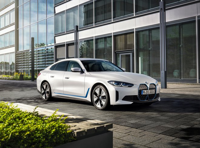 Pri električnem i4 so namenoma ohranili skoraj nespremenjeno obliko serije 4. FOTO: BMW/Fabian Kirchbauer
