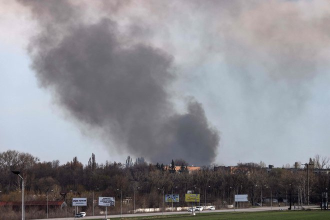 Dim nad letališčem v Dnipru na včerajšnji fotografiji. FOTO: Ronaldo Schemidt/AFP
