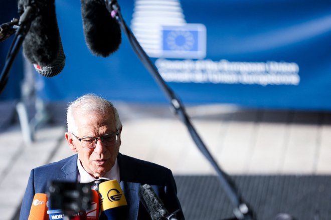 Visoki zunanjepolitični predstavnik EU Josep Borrell po prihodu na zasedanje zunanjih ministrov sedemindvajseterice. FOTO: Kenzo Tribouillard/AFP
