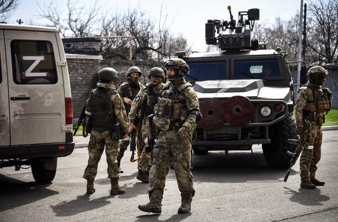 Ruski vojaki patruljirajo po ulicah samooklicane Donecke republike. FOTO: Alexander Nemenov/Afp
