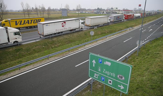 Hrvaška gradi in obnavlja tudi več cest in mostov po državi. FOTO: Jože Suhadolnik/Delo
