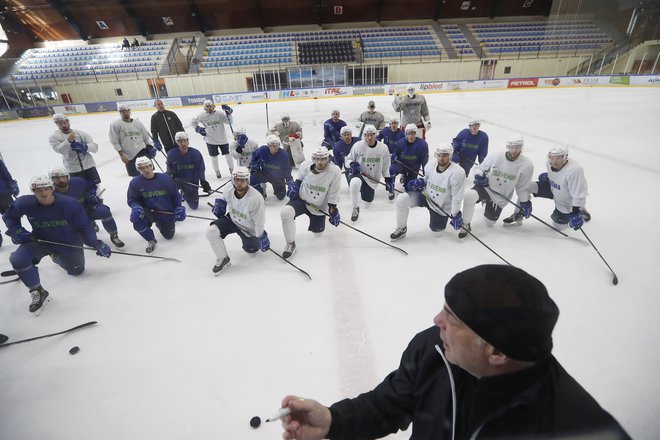 Selektor Matjaž Kopitar in hokejisti na Bledu. FOTO: Leon Vidic
