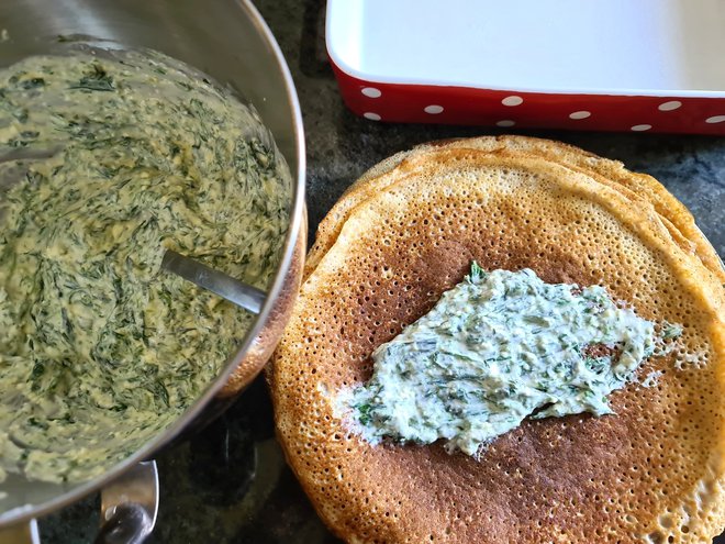 Poletov recept: Zapečene pirine palačinke s čemažem in sirom. FOTO: Tanja Drinovec/Delo
