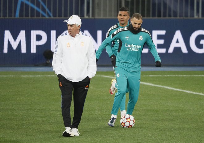 Carlo Ancelotti in Karim Benzema sta dvojec, ki Real peljeta proti polfinalu lige prvakov in naslovu španskega prvaka. FOTO: Gleb Garanich/Reuters
