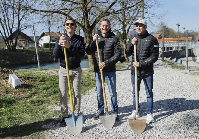 Andraž Vehovar, Benjamin Savšek in Peter Kauzer so pogozdili prostor ob progi v Tacnu. FOTO: Jože Suhadolnik
