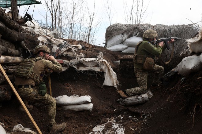 Ukrajinski vojaki v luganski regiji se pripravljajo na novo ofenzivo upornikov in njihovih ruskih zaveznikov. FOTO: Anatolij Stepanov/AFP
