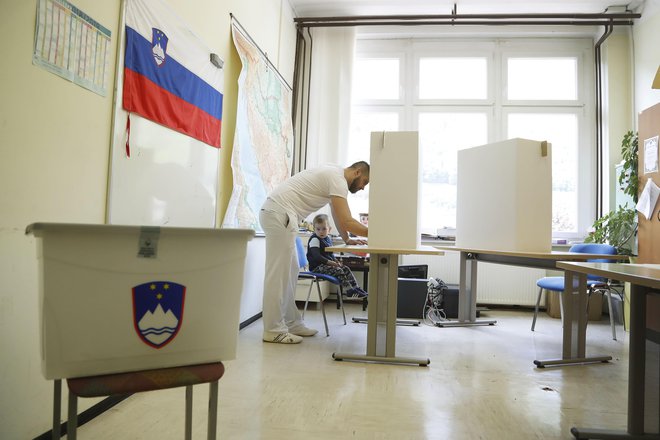 Za volitve od doma so se menda prijavili tudi volivci, ki &raquo;se jim ni ljubilo oditi na volišče&laquo;. FOTO: Leon Vidic/Delo
