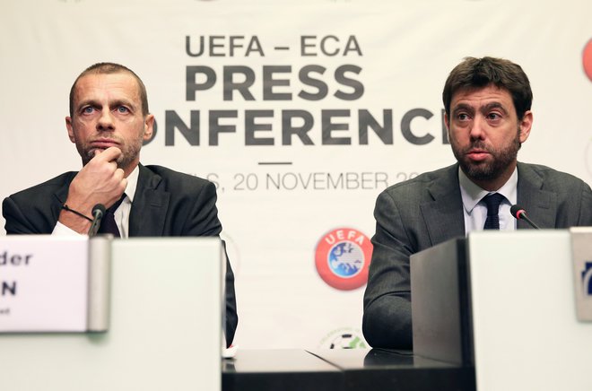 Najprej je Andrei Agnelliju, desno, zaradi superlige na rep stopila Uefa z Aleksandrom Čeferinom, levo, zdaj še finančna policija italijanske nogometne zveze. FOTO: Francois Walschaerts/Reuters
