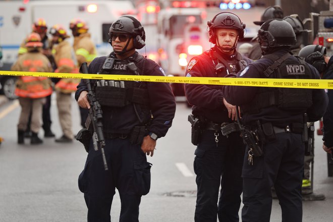 Policija pred postajo podzemne železnice na brooklynški 36.cesti. FOTO: Spencer Platt/Afp
