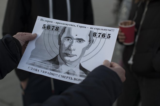 Na Trgu kralja Danila mimoidoči s plastično kalašnikovko streljajo v tarčo s podobo Vladimirja Putina. FOTO: Jure Eržen/Delo
