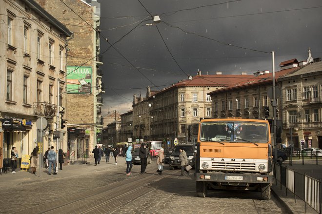 Utrip v središču Lvova. FOTO: Jure Eržen/Delo
