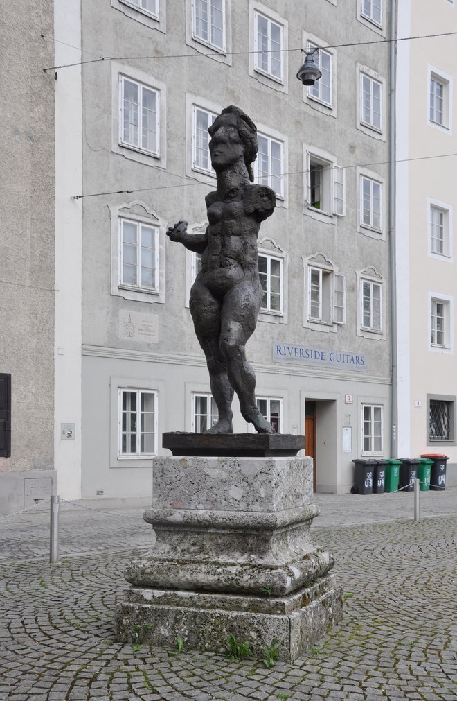 Mozartova figura na Ursulinenplatzu je pred leti tako razburjala mimo­idoče, da jo je nekdo namazal z rdečo barvo. Foto Salzburg.info
