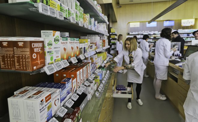 Pacientom, ki imajo predpisanih več zdravil, farmacevti priporočajo pregled uporabe zdravil. FOTO: Jože Suhadolnik/Delo
