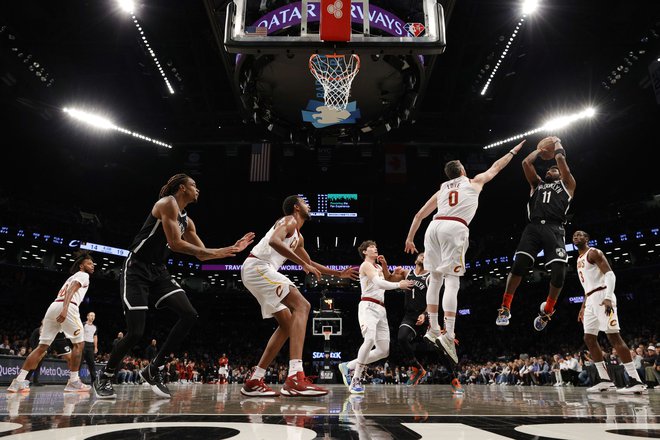 Kyrie Irving (pri metu) je bil najučinkovitejši Brooklynov mož za uresničitev prvega cilja, uvrstitve v končnico, kjer bo prvi tekmec&nbsp; Boston. FOTO: Sarah Stier/AFP
