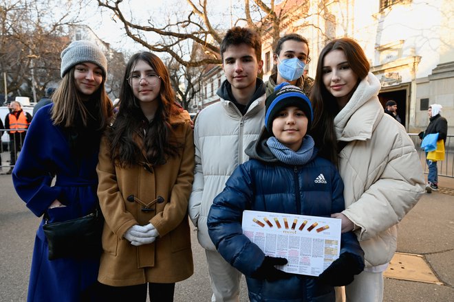 Hassanu Al-Khalafu ter njegovim bratom in sestram se je pozneje pridružila tudi mati. FOTO: Radovan Stoklasa/Reuters
