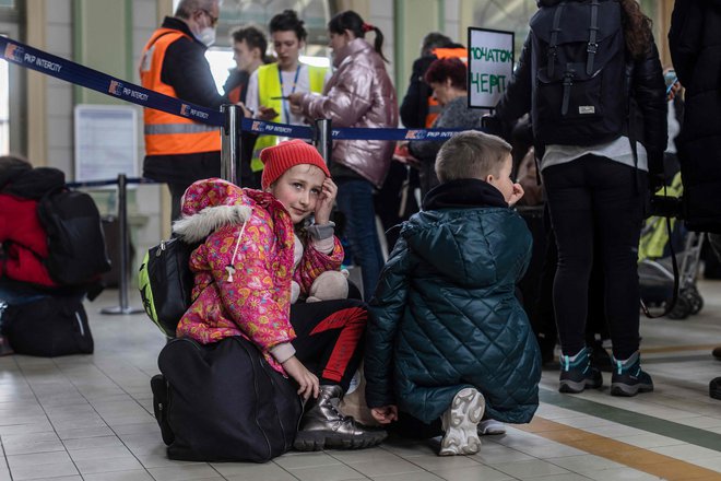 Polovica od 4,6 milijona beguncev iz Ukrajine je otrok. FOTO: Wojtek Radwanski/AFP
