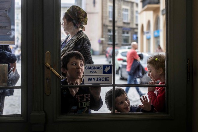 Največ otrok, 1,1 milijona, je pribežalo na Poljsko. FOTO: Wojtek Radwanski/AFP
