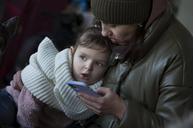 Domove je moralo zapustiti 60 odstotkov otrok iz Ukrajine, opozarja Unicef. FOTO: Jure Eržen/Delo
