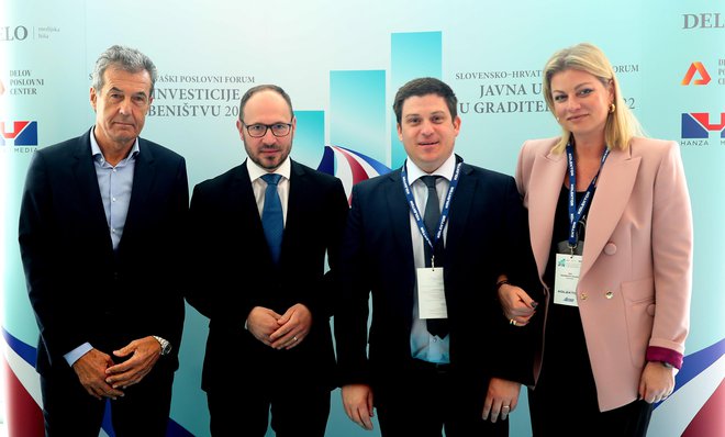 Udeležence poslovne konference so nagovorili Stojan Petrič, direktor medijske hiše Delo, slovenski minister za infrastrukturo Jernej Vrtovec ter hrvaški minister za pomorstvo, promet in infrastrukturo Oleg Butković ter Ana Hanžeković Krznarić, članica uprave Hanza media. FOTO: Blaž Samec/Delo
