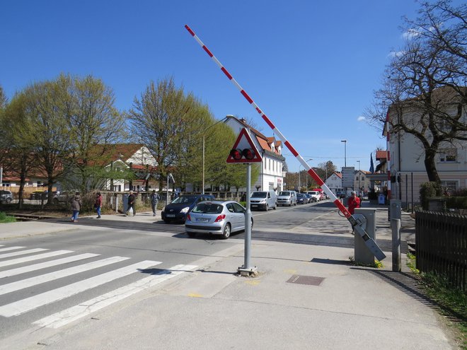 Zapornice na Ljubljanski cesti onemogočajo tekoče odvijanje prometa. FOTO:&nbsp;Bojan Rajšek/Delo
