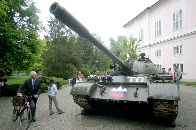 Pred skoraj 31 leti naj bi se začel napad Teritorialne obrambe na blokirano vojašnico JLA v Šentvidu ... Na fotografiji je&nbsp; tank pred Muzejem novejše zgodovine. Foto Roman Šipić
