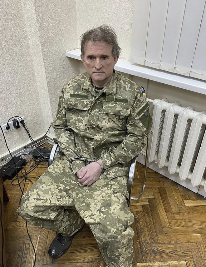 Sam si je nadel uniformo in izbral svojo usodo, je ukrajinski predsednik Volodimir Zelenski izjavil, ko je objavil&nbsp;fotografije&nbsp;prijetega Viktorja Medvedčuka. FOTO: AFP
