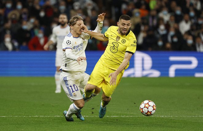 Luka Modrić in Mateo Kovačić sta bila več bitk med tekmo v Madridu.FOTO: Susana Vera/Reuters
