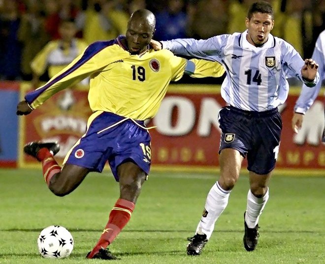 Freddy Rincon in Diego Simeone med tekmo Kolumbije in Argentine. FOTO: Marcelo Salinas/AFP
