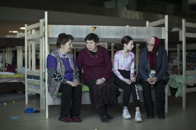 Ljubov, Valentina, Anja in Natalija. V prostorih stadiona Arena Lvov so lokalne organizacije s pomočjo nogometnega kluba Šahtar organizirale sprejemni begunski center.

