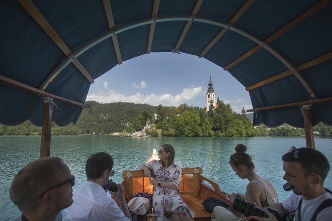 Turizem predstavlja kar 40 odstotkov dejavnosti na Bledu in je povzročitelj od 20 do 25 odstotkov vseh odpadkov. FOTO: Jure Eržen/Delo
