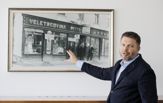 Blaž Pesjak na fotografiji v svoji pisarni pokaže, kako napreden je bil trgovec Peter Majdič, ki je v celju odprl železnino Merkur pred 125 leti. FOTO: Jože Suhadolnik
