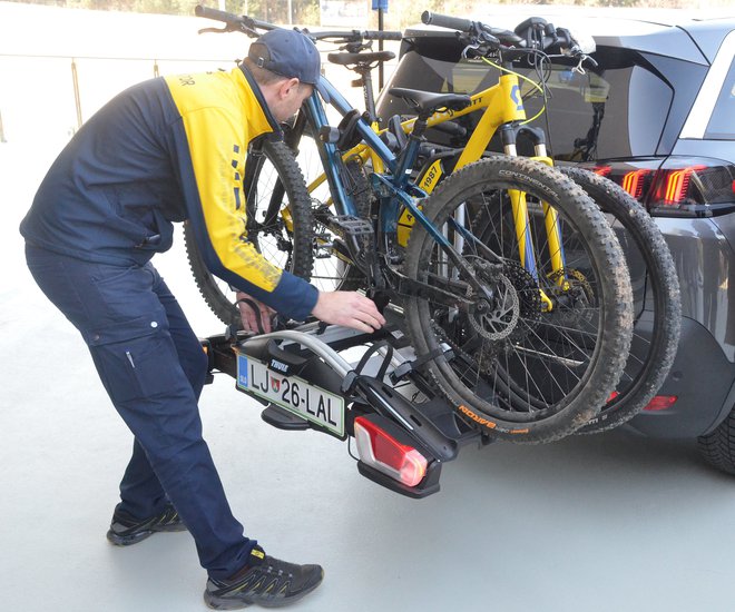 Prtljažniki na kljuki so vse bolj priljubljena izbira za prevoz, posebej za električna kolesa kar nuja. Fotografiji Gašper Boncelj

