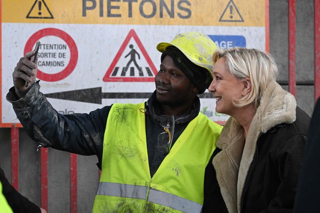 Možnost, da bi Marine Le Pen, ki jo Charlie Hebdo sarkastično imenuje&nbsp;&raquo;Putinov dron&laquo;, postala predsednica, pomeni konec Evrope. FOTO: Emmanuel Dunand/AFP
