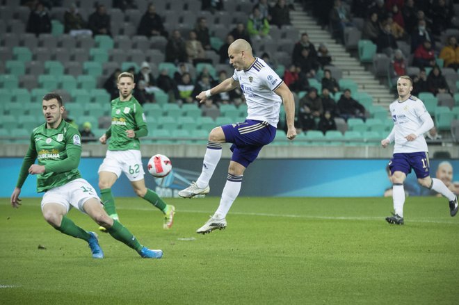 Ognjen Mudrinski (v sredini) je odločil veliki derbi in Maribor približal naslovu državnega prvaka, v zadnjih šestih prvenstvenih tekmah pa lahko ulovi dosežek Klitona Bozga. FOTO: Jure Eržen/Delo
