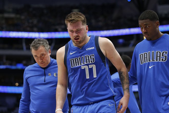 Teksašani vsaj na prvi tekmi končnice lige NBA očitno ne bodo mogli računati na Luko Dončića. FOTO: Tim Heitman/AFP
