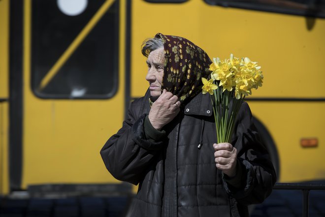 Prodaja rumenih rož na vogalu ulice. FOTO:&nbsp;Jure Eržen/Delo
