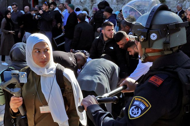 Izraelske varnostne sile preprečujejo Palestincem, da bi vstopili v mošejo al Aksa in se udeležili petkove molitve. V spopadih med palestinskimi demonstranti in izraelsko policijo je bilo danes ranjenih več kot 100 ljudi.&nbsp;Izraelske sile so na okupiranem Zahodnem bregu v zadnjih dveh dneh ubile šest Palestincev, med njimi tudi 14-letnega fanta. Novo nasilje na zasedenih ozemljih je izbruhnilo po tem, ko je bilo v napadih v dveh tednih ubitih 14 Izraelcev. Foto: Hazem Bader/Afp
