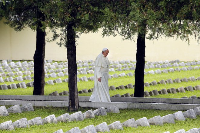 Jorge Mario Bergoglio, papež Frančišek, je prvi, ki je v Rim zares prišel od daleč. FOTO: Matej Družnik/Delo
