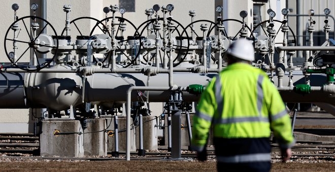 V prihodnjih nekaj tednih se bo jasneje pokazalo, kako močno se je zmanjšal ruski izvoz energentov. Foto Hannibal Hanschke/Reuters
