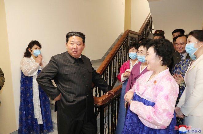 Deset let vladavine Kim Džong Una bi lahko primerjali s tekanjem hrčka na kolesu. Foto KCNA/Reuters
