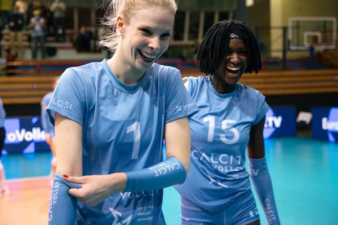 Eva Pavlović Mori in Fatoumatta Sillah sta se razveselili uvodne zmage v finalu državnega prvenstva. FOTO: Klemen Brumec/Calcit Volley
