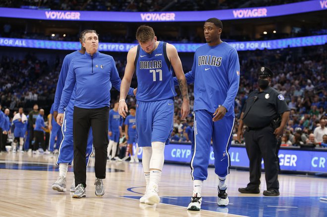 Luka Dončić med odhodom s parketa po poškodbi mišice. FOTO: Tim Heitman/AFP
