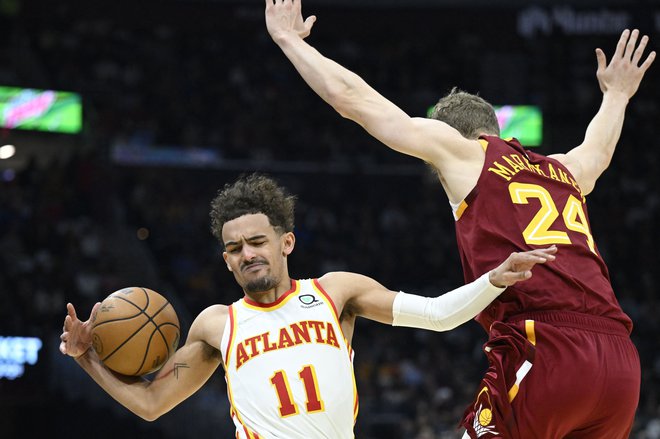 Trae Young (levo) je popeljal Atlanto v končnico lige NBA, medtem ko je najboljši strelec Clevelanda v odločilni tekmi&nbsp; Lauri Markkanen že odšel na odmor. FOTO: David Richard/Usa Today Sports
