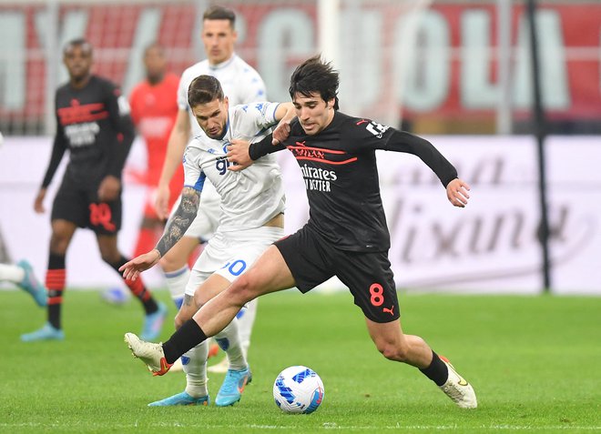 Slovenski reprezentant Petar Stojanović (levo) je danes v italijanskem nogometnem prvenstvu z Empolijem gostoval v Vidmu pri Udineseju. FOTO: Daniele Mascolo/Reuters
