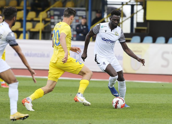 Koprčani so še zaostrili šampionsko bitko po zmagi v Domžalah, ki jo je zagotovil Lamin Colley, desno. FOTO: Jože Suhadolnik
