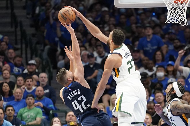 Francoski orjak iz Utaha Rudy Gobert je kraljeval pod obročema, blokiral je tudi Dallasovega Maxija Kleberja. FOTO: Scott Wachter/Usa Today Sports
