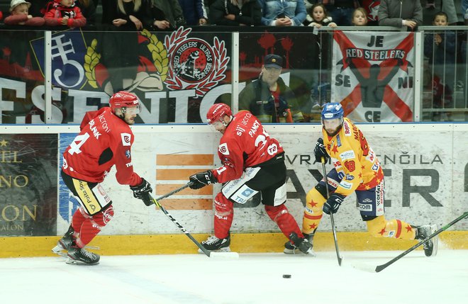 Jeseniškim hokejistom je ušel prvi zaključni plošček za zmago v alpski ligi. FOTO: Jože Suhadolnik
